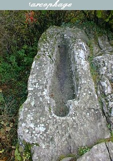 la tombe creusée dans le rocher